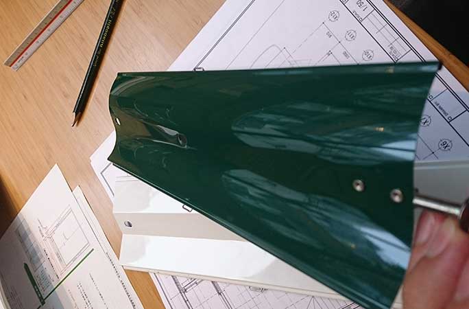 緑色のフィン：外付けブラインドでパッシブな間取り
