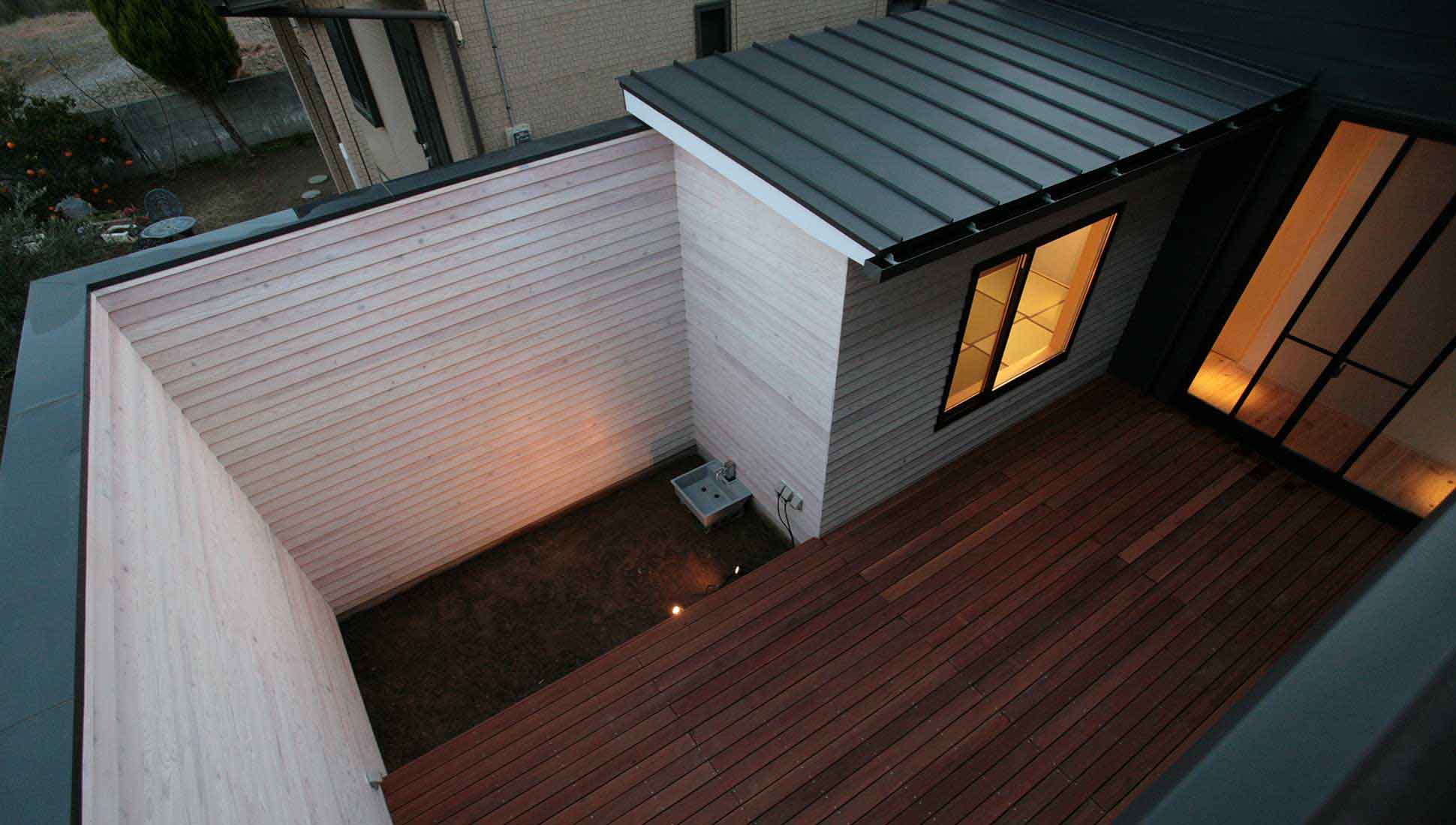 木更津の中庭のある家で用いた屋根材、縦ハゼ葺き、設計的なリアルな声。メリットは？デメリットは？