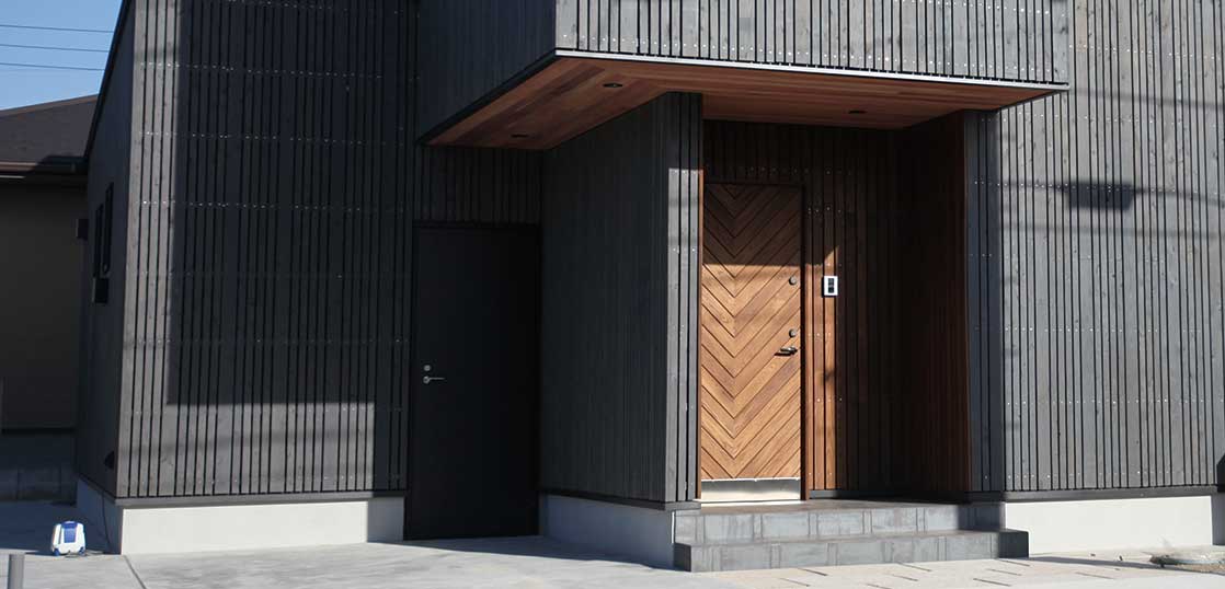 実例からみる、木製玄関扉の重厚感。外壁と合わせたオリジナルを制作した事例